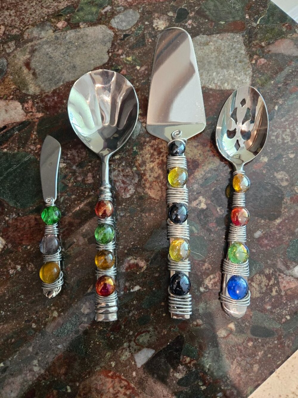 STAINLESS STEEL SERVING SET WITH GLASS BEADS AND WIRED-WRAPPED HANDLES